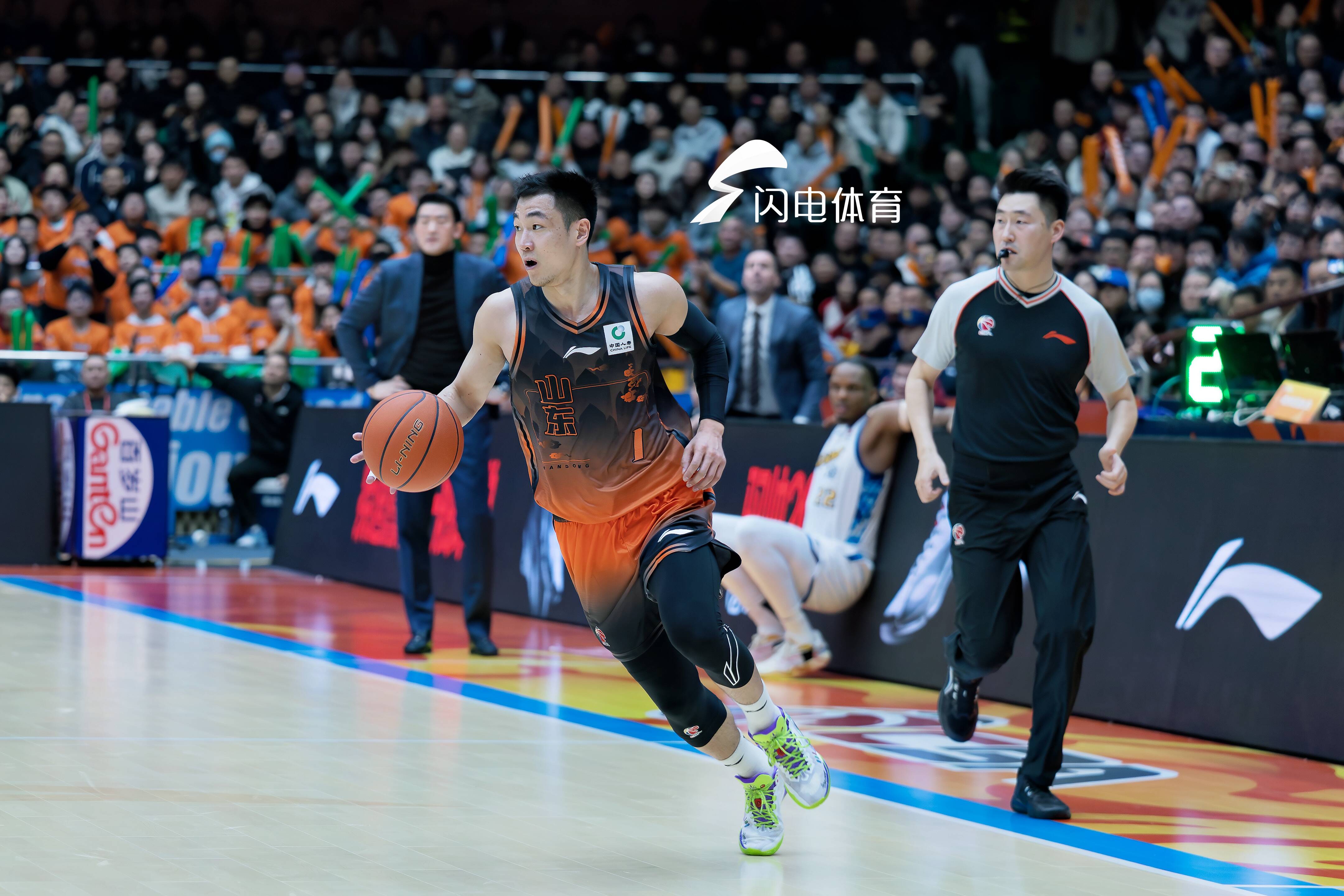 包含刚刚！山东男篮围绕法国杯篮板制胜上海申花强势反弹备战NBA总决赛，莱万多夫斯基在TES比赛中精彩发挥的词条