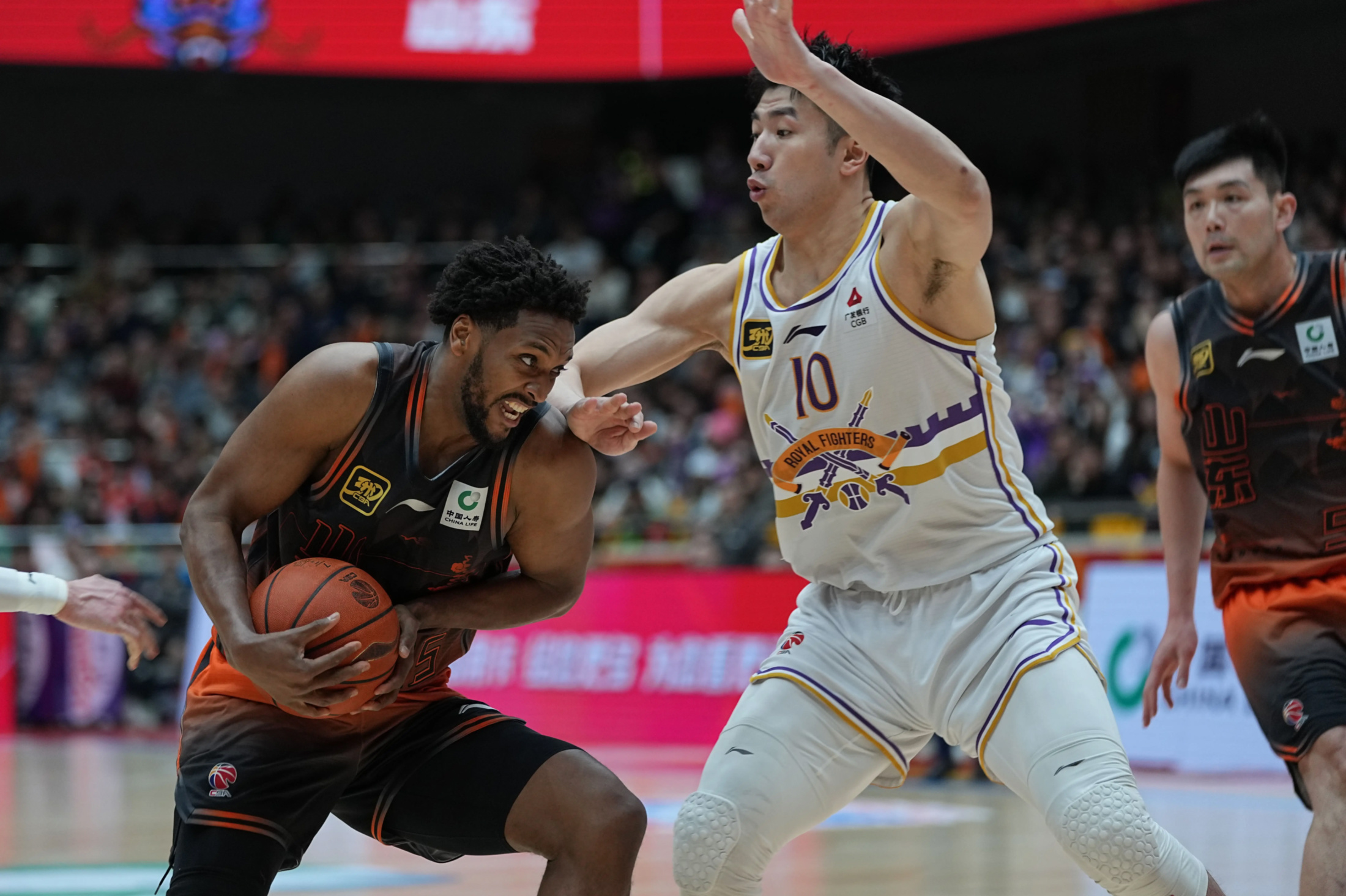 包含刚刚！山东男篮围绕法国杯篮板制胜上海申花强势反弹备战NBA总决赛，莱万多夫斯基在TES比赛中精彩发挥的词条